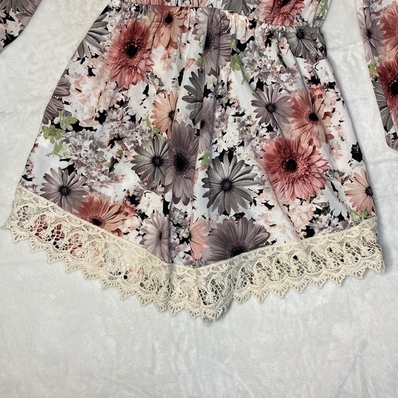 Gorgeous ILLA ILLA Lace Trim V-Neck Floral Romper Size Small - Picture 14 of 16